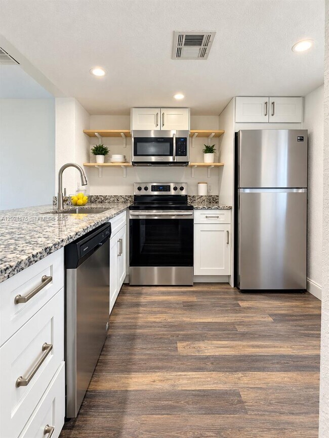 Building Photo - 9440 Poinciana Pl