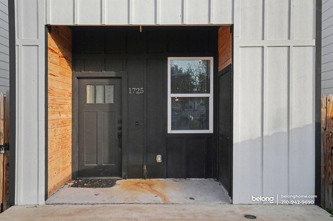 Building Photo - 1725 E Crockett St