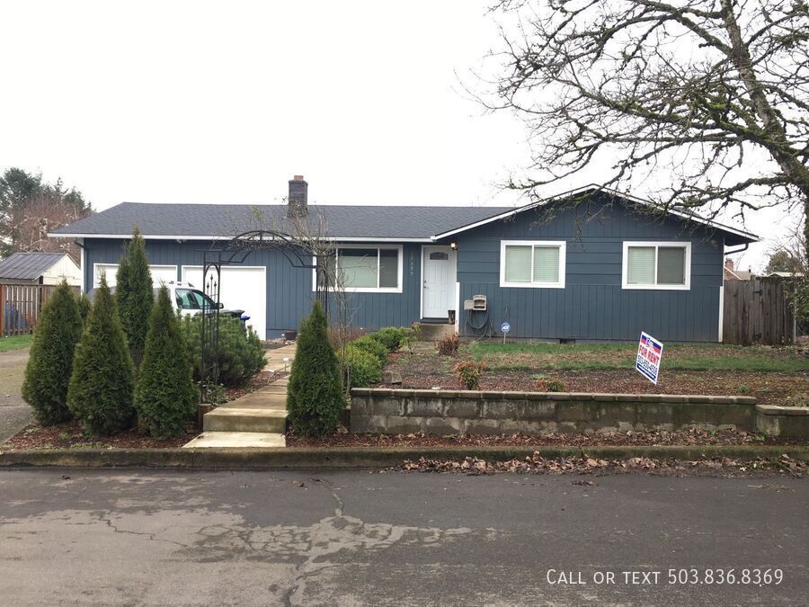 Primary Photo - Home With Great Back Yard in Beautiful Ore...
