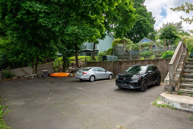 Building Photo - 16 Robinson Ave