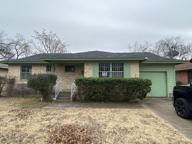 Building Photo - 1376 E Pentagon Pky