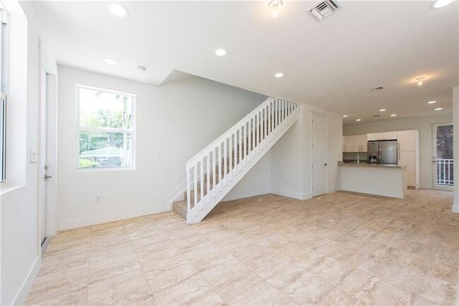Building Photo - 2915 SW 15th Ave