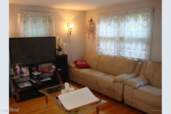 Building Photo - 3 br, 1 bath House - 104 Bolton Street