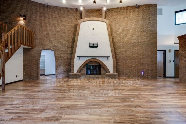 Foto del edificio - 1382 Hickoryview Ct