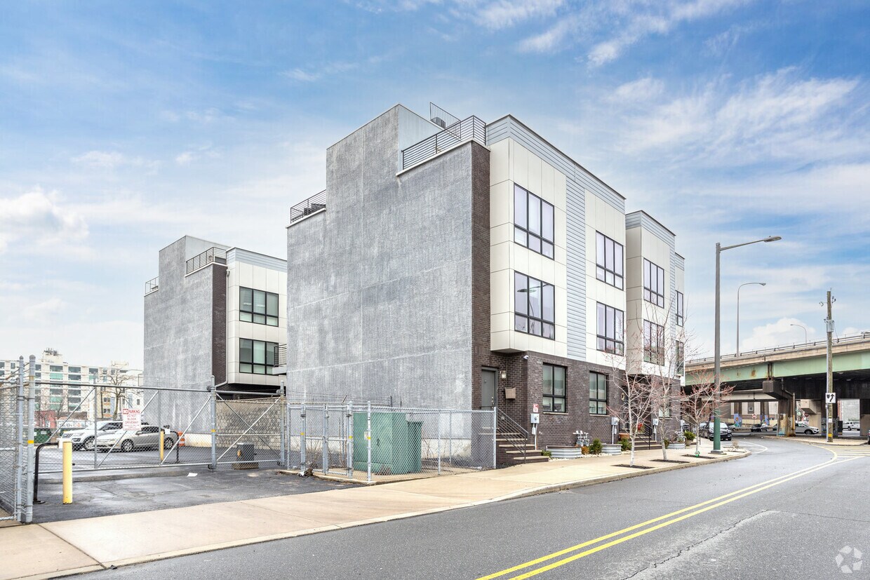 Building Photo - 90-94 E Laurel St