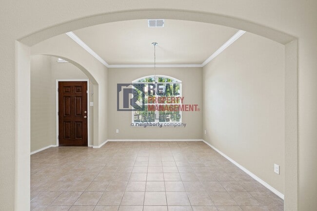 Foto del edificio - Modern 4-Bed Home in Prime Location