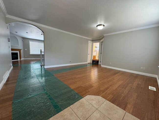 Building Photo - 5 bdrm 3 bth Home 2 Car Garage- Solar Panels!