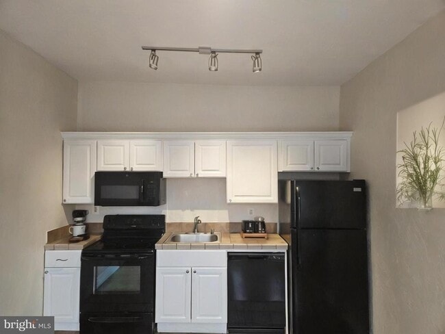 Building Photo - 246 S St Clair St