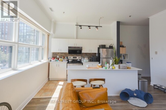 Building Photo - 700 King St W