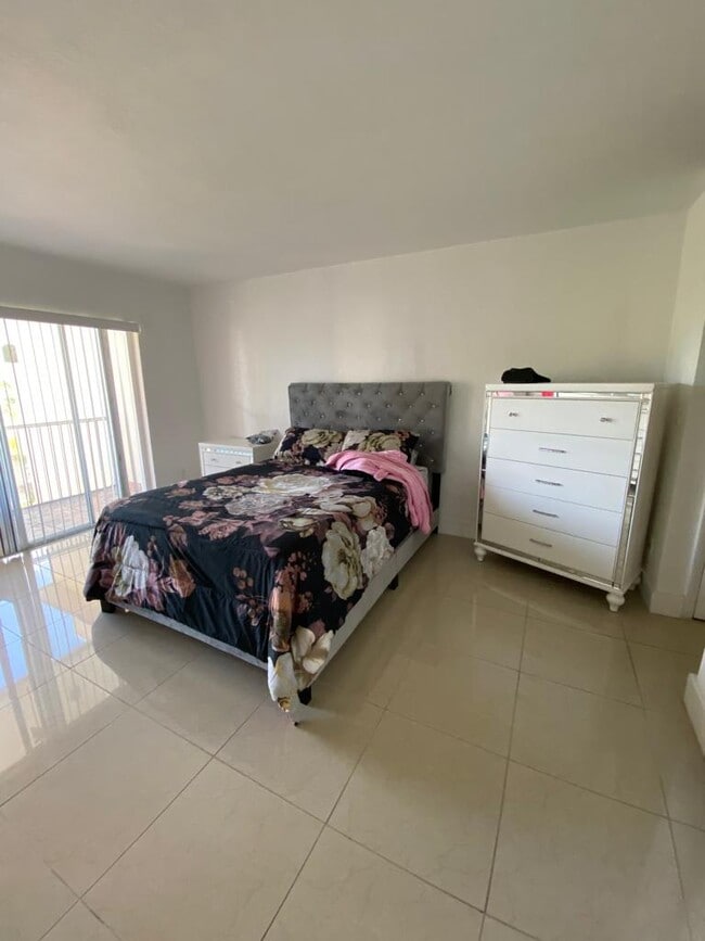 Building Photo - 1450 NE 191st St