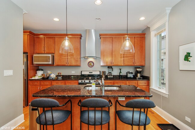 Building Photo - Modern 2bd/2.5ba Townhouse with Fantastic,...