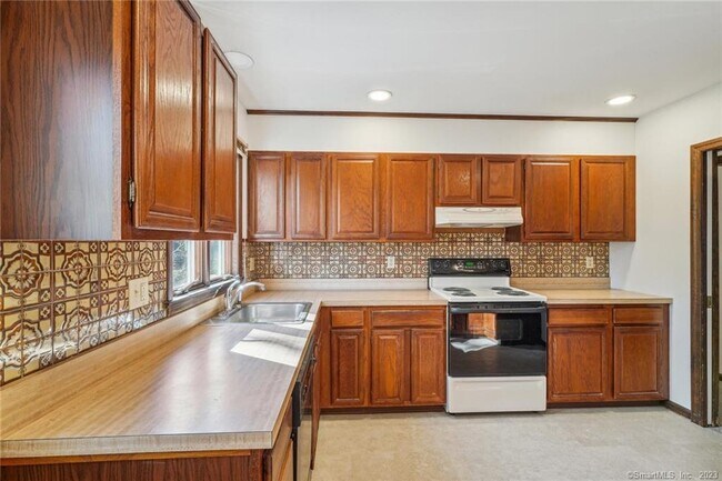 Building Photo - 152 Cold Spring Rd