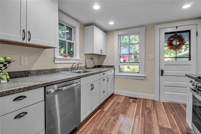 Building Photo - 368 Oakwood Ave