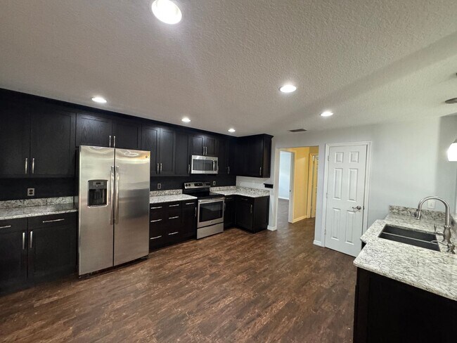 Building Photo - 4BD/2.5 BA - Modern Elegance Meets Everyday Comfort in the Heart of Orlando! SIGN A 15-MONTH LEAS...