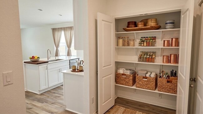 Foto del edificio - 7123 Glennwick Grv Ln