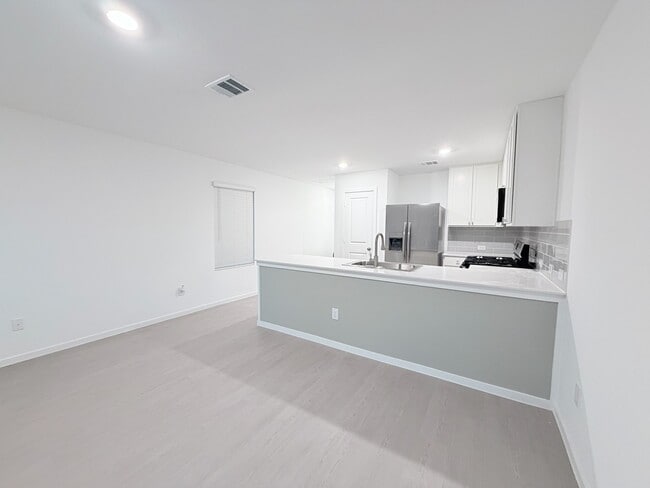 Building Photo - 945 Pertuso Ln