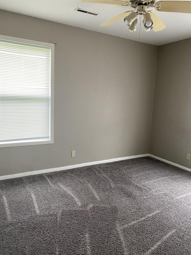 Building Photo - 605 Hillview Dr