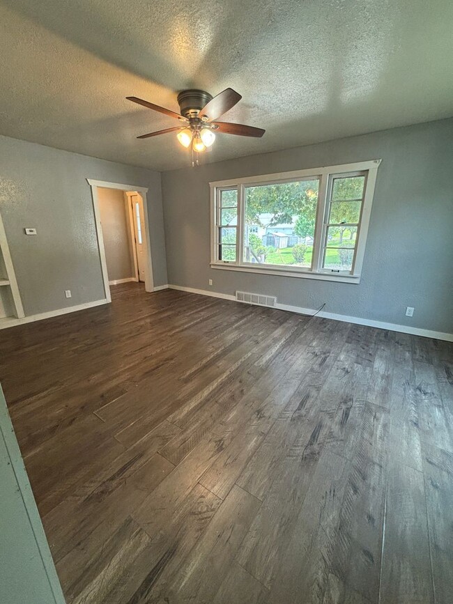 Building Photo - 2 bedroom, 1 bathroom home