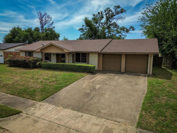 Foto principal - Available Now! 3 Bedroom 2 Bath Near TJC!