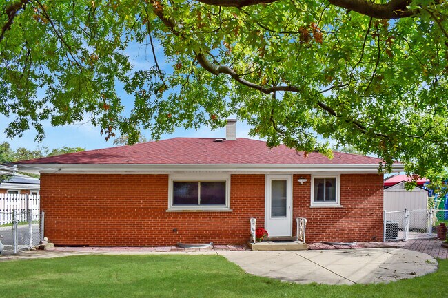 Building Photo - 1651 Howard Ave