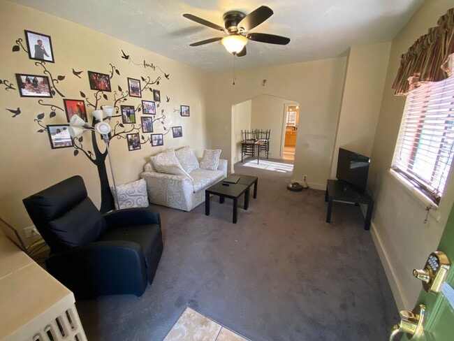 Building Photo - Charming 5 Bed 2 Bath House in Carnegie!