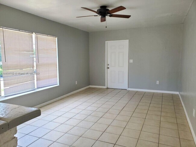 Foto del edificio - 815 NW 16th St