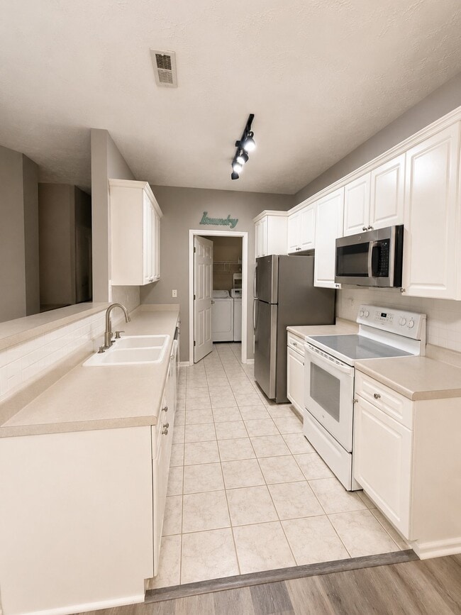 Building Photo - 3930 Bardstown Ct