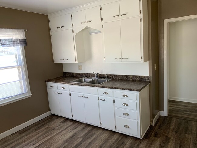 Building Photo - 1 Bed 1 Bath Apartment in a Triplex Close ...