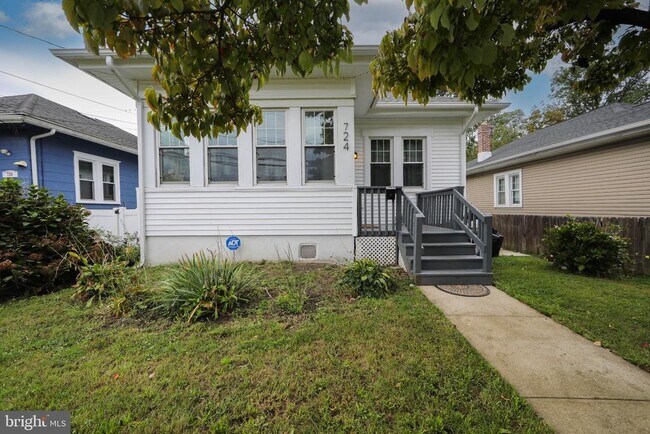 Building Photo - 724 Willitts Ave