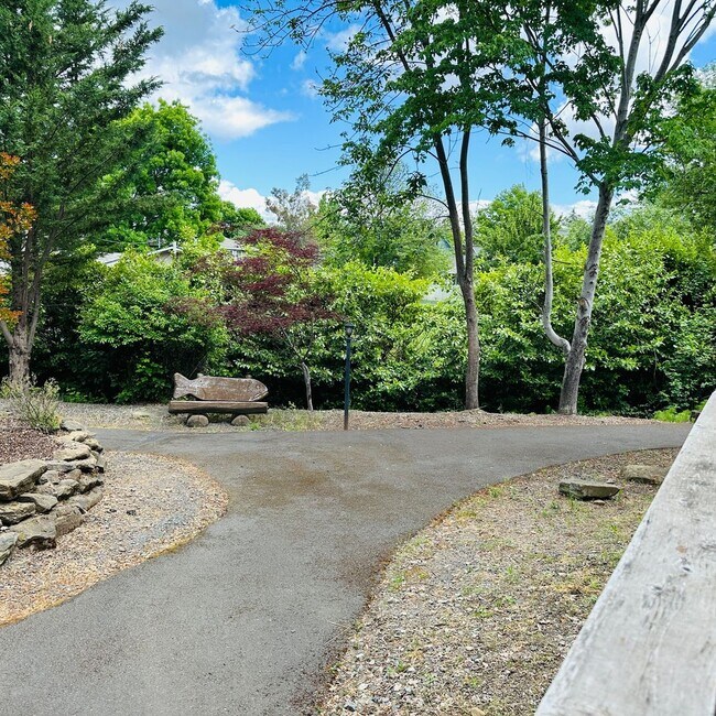Building Photo - Unfurnished Elegant Townhome – Dual Primar...