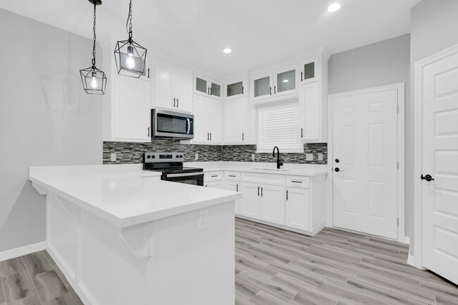Building Photo - 705 Olivarez St