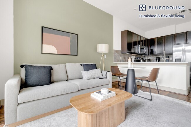 Foto del edificio - 422 W Riverside Dr