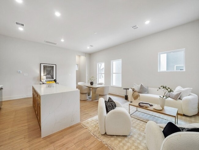 Building Photo - 859 Rachel St