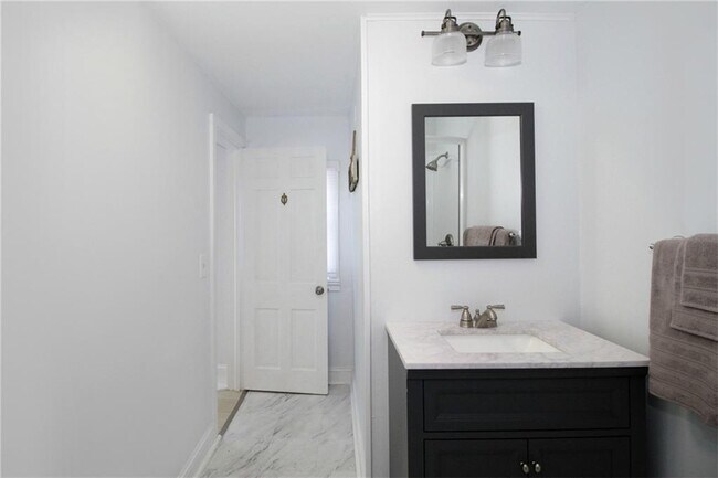Foto del edificio - 109 Aquidneck Ave