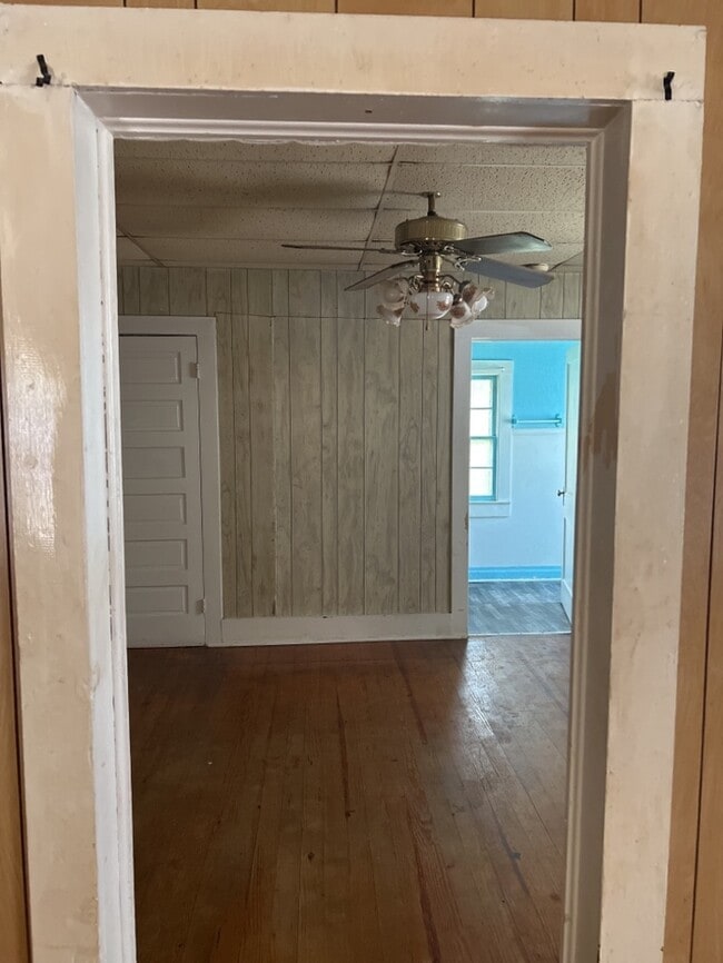 Building Photo - 2 Bedroom 1 Bathroom House