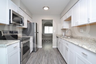 Building Photo - 2202 W Devonshire Ave