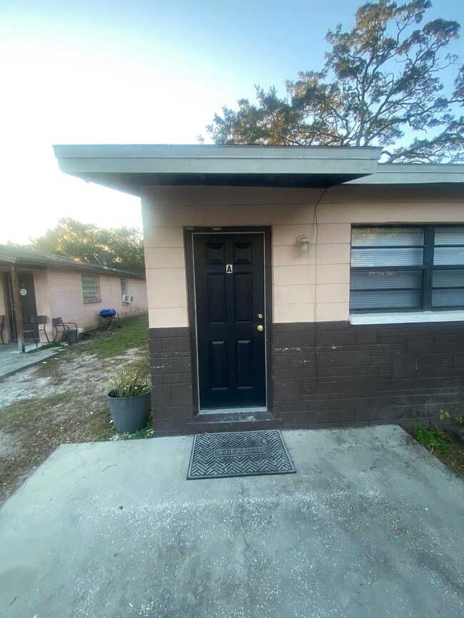 Building Photo - 10118 N Lantana Ave