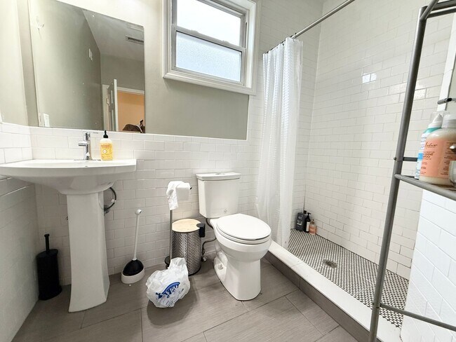 Building Photo - WOW!!!  CENTRAL AIR!  BAY WINDOWS!  ALLSTON 4 BED GEM!