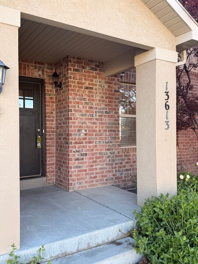 Foto del edificio - Bright & Spacious 5-Bedroom Home with 3-Car Garage – Available Now