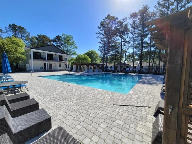 Building Photo - Vinings RiverVue