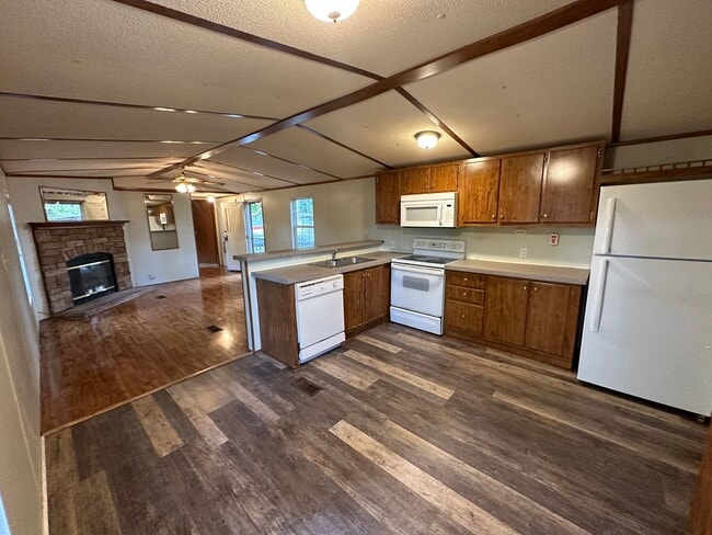 Building Photo - Spacious two bedroom, two bath single wide.