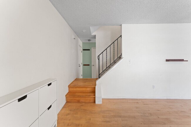 Foto del edificio - Tri-Level 4 Bed Home Near Ft. Carson