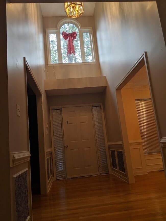 Foto del edificio - Huge 4 Bedroom Chester Transitional in Stoney Glen West with 2 Car Garage, $2225.00 p/month!