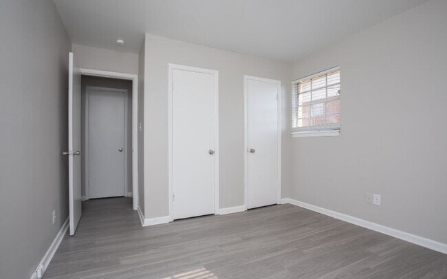 Bienvenidos a Courtyards Apartments, donde la amplitud y la modernidad se combinan con la comodidad. Disfruten de amplios armarios y habitaciones luminosas y acogedoras, diseñadas para su estilo de vida. ¡No pierdan la oportunidad de hacer de este su nuevo hogar! ¡Programen una visita hoy mismo! - Courtyards Apartments