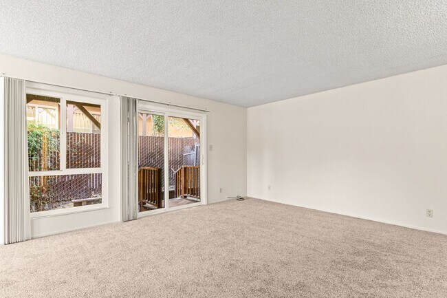 Foto del edificio - Utilities Included! Hayward Large 2-Bedroom with On-Site Laundry & Parking