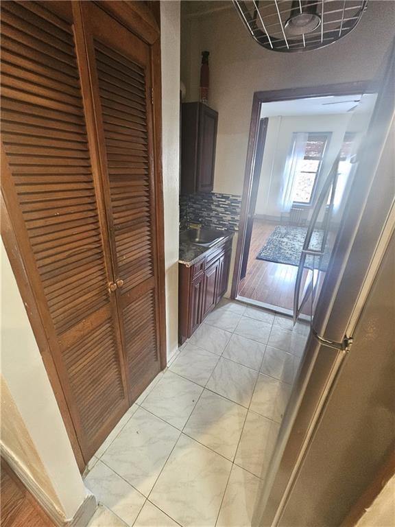 Foto del edificio - 695 Putnam Ave