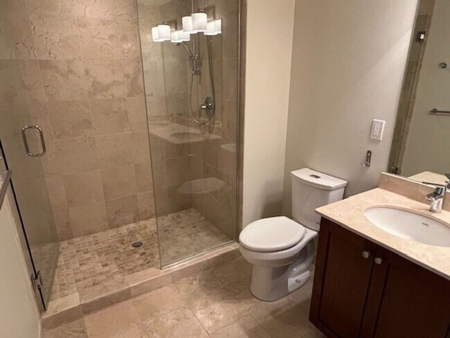 Building Photo - Luxury 2-bed Condo