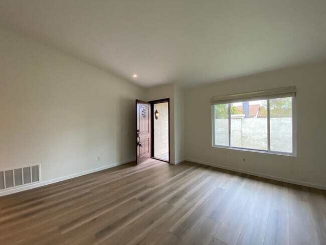 Foto del edificio - Spacious 4 Bedroom 2 Bath in Desirable Oceanside!
