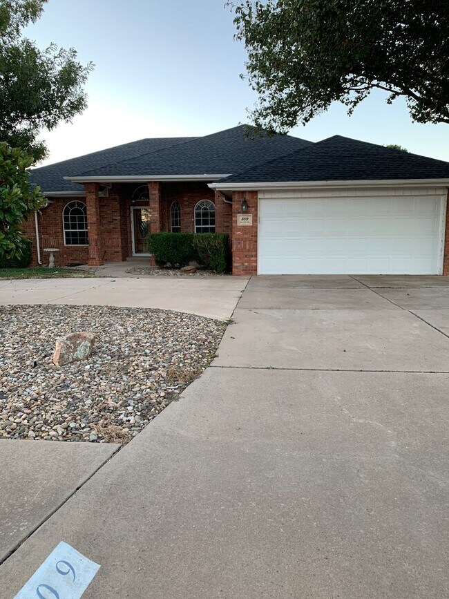 Building Photo - 4 bedroom 2 bath home