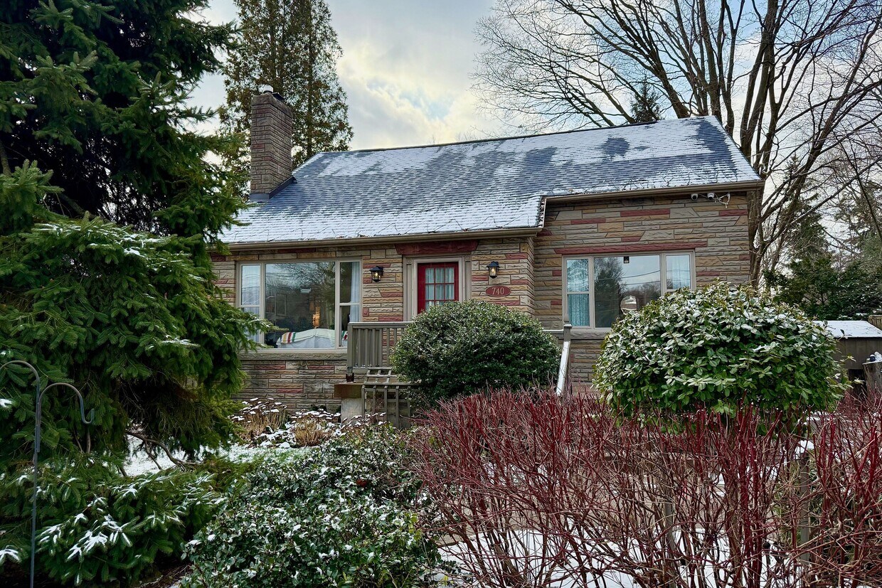 Primary Photo - 740 Clarkson Rd S